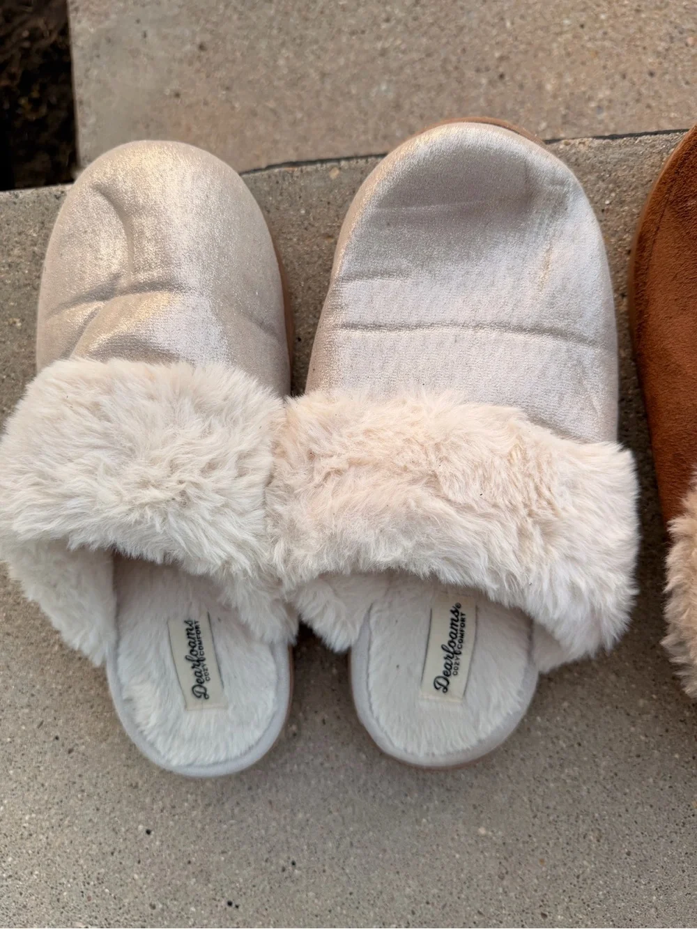 dearfoams Cozy Shearling-Trim Slippers in Cream & Brown
